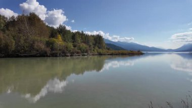 Kanada Kayalıklarında sonbaharın başlarında