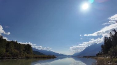 Kanada Kayalıklarında sonbaharın başlarında
