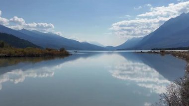 Kanada Kayalıklarında sonbaharın başlarında