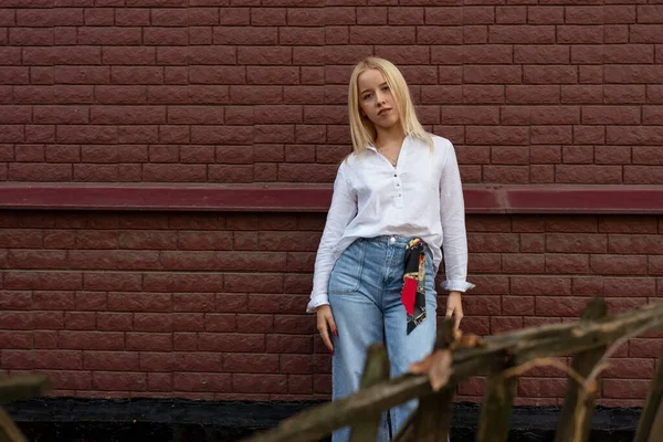 Porträt Eines Jungen Blonden Mädchens Der Generation Jeans Und Weißem — Stockfoto
