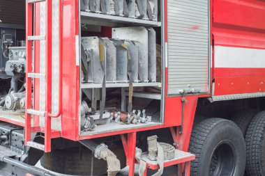 Kırmızı itfaiye aracı, genel plan. Olay yerindeki itfaiyenin işi. Yangını söndürüyorum. Yangın tehlikesi