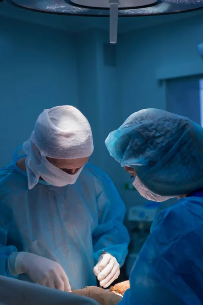 Chirurghi Pediatrici Eseguono Operazioni Urologiche Uomo Una Donna Con Una — Foto Stock