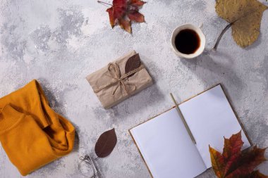 Beyaz arka planda kadın moda kıyafetleri ve aksesuarları ile sıcak sarı ve gri-beyaz tonlarda sonbahar düz giysileri. Düz, altın sarısı görünümlü bir kadın. Üst görünüm.