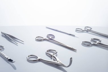 Beyaz arka planda izole cerrahi aletler fotoğraf cerrahi enstrüman beyaz arka planda