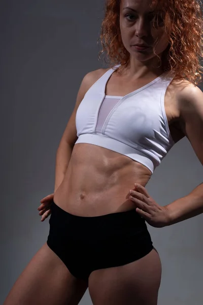 Retrato Estúdio Atleta Feminina Com Músculos Corporais Impecáveis Figura Atlética — Fotografia de Stock