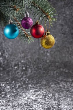 Soyut arkaplanda gümüş soyut bir bokeh arka planda çok renkli Noel oyuncakları