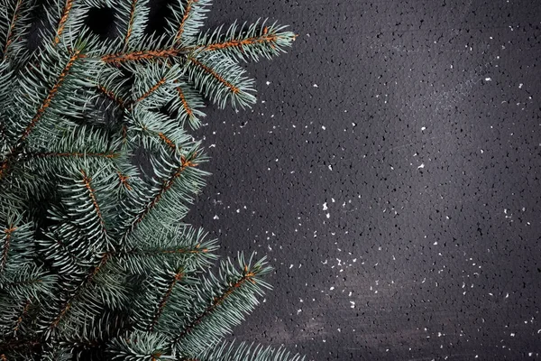 Siyah Arka Planda Siyah Karlı Desenli Noel Süslemesi Ağacı — Stok fotoğraf
