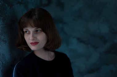 23 yaşında güzel bir kızın portresi. Z jenerasyonu. Çekici bir kadının dramatik portresi.