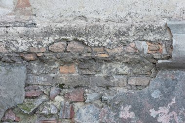 Yakın çekim dokusu çökmüş sokak evinin köşesi eski evin beton köşesi çökmüş arka planda alçı parçaları var.