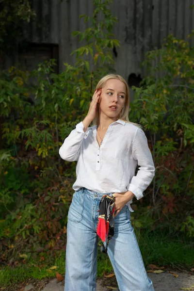 Porträt Eines Jungen Schönen Blonden Mädchens Das Neben Einer Betonplatte — Stockfoto