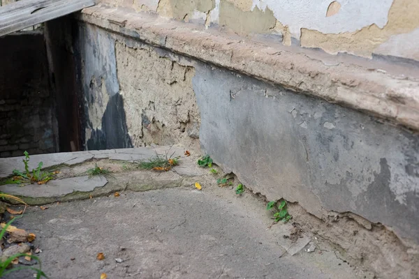 Είσοδος Στο Παλιό Υπόγειο Του Σπιτιού Σκυρόδεμα Παλιό Ραγισμένο Σοβά — Φωτογραφία Αρχείου