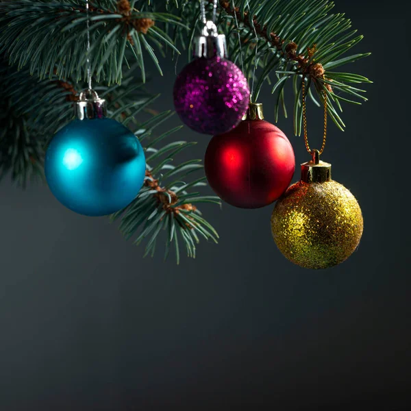 Різдвяні Іграшки Темному Драматичному Тлі Різдвяні Декоративні Іграшки Синій Ялинці — стокове фото