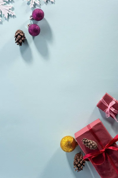 Різдвяна Плоска Лінія Подарунками Новорічними Прикрасами Синьому Фоні Вид Зверху — стокове фото