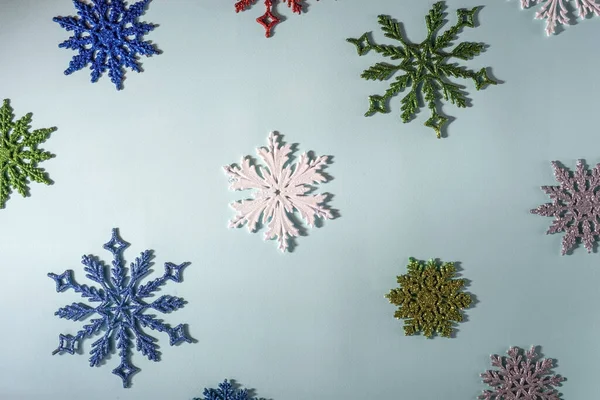 Flatlay Çok Renkli Kar Taneleri Mavi Arka Planda Noel Kış — Stok fotoğraf