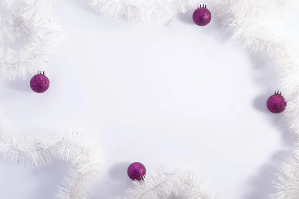 Χριστούγεννα Flatlay Μωβ Διακοσμήσεις Λευκό Φόντο Χειμερινές Διακοπές Σχεδιασμό Κομψή — Φωτογραφία Αρχείου