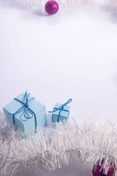 배경에 전나무 원추형의 크리스마스 선물이 있습니다 리본이 상자입니다 경로를 포함하여 — 스톡 사진