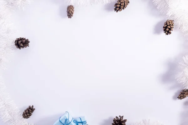 Beyaz Arka Planda Noel Ağacı Konileri Var Yeni Yıl Kompozisyonunu — Stok fotoğraf