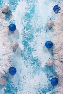Noel arkaplanı beyaz-mavi soyut, yeni yıl süslemeleri, üst manzara. Kış soğuk gölgeler arka plan.