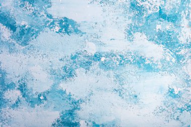 Dekoratif alçının mavi-beyaz dokusu. Noel arkaplanı, üst manzara Beyaz - Stil grunge koyu mavi arkaplan.