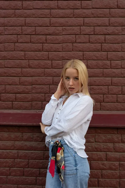 Ritratto Una Giovane Ragazza Bionda Generazione Jeans Camicia Bianca Sullo — Foto Stock