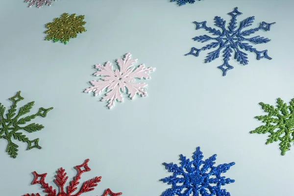 Flatlay Çok Renkli Kar Taneleri Mavi Arka Planda Noel Kış — Stok fotoğraf