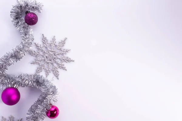 Різдвяна Плоска Лінія Фіолетовими Прикрасами Білому Тлі Зимовий Святковий Дизайн — стокове фото