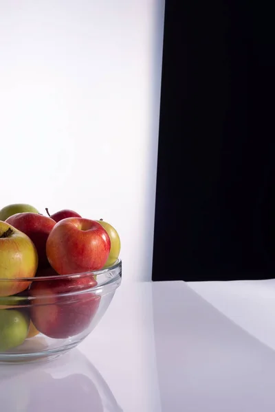 Conjunto Diferentes Variedades Maçãs Recipiente Vidro Transparente Fundo Preto Branco — Fotografia de Stock