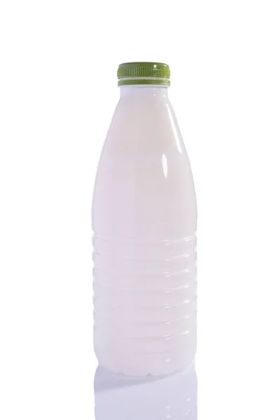 乳製品用のプラスチックホワイトボトルです 白い背景の上に分離クリッピングパスを持つ白い背景に白いボトルのクローズアップ — ストック写真