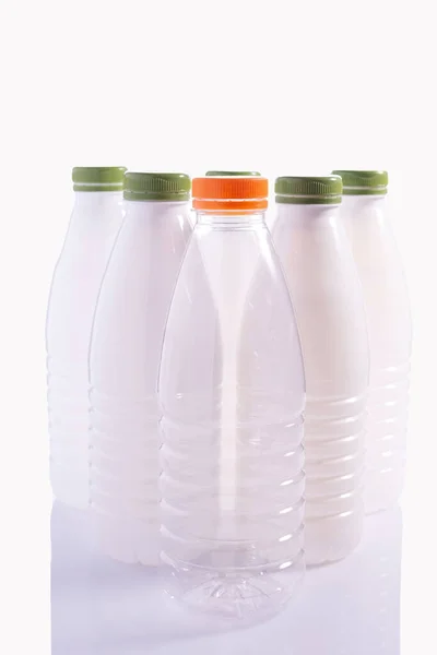 Garrafas Plástico Branco Isolar Fundo Branco Conjunto Garrafa Água Plástico — Fotografia de Stock