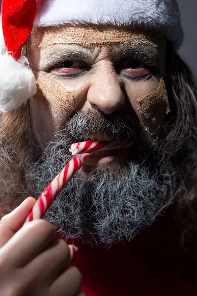 Glimlachende Kerstman Met Een Grijns Kijkend Naar Camera Kwaadaardige Kerstman — Stockfoto