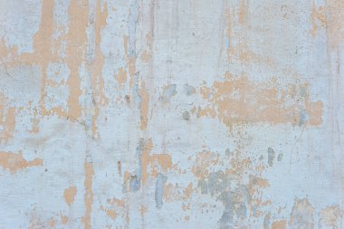 Evin sokak duvarında koyu mavi alçı desenli eski mavi boya eskimiş. Çerçeve ahşap ahşap desenli arka plan yok.