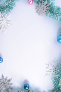 Beyaz arka planda yeşil ve beyaz yeni yıl süslemeleri beyaz arka planda yeni yıl çelengi, düz arkaplan, telif alanı