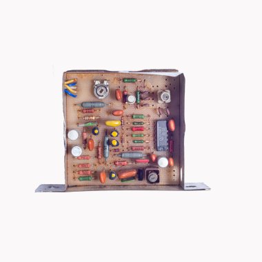 Eski bir cihazın mikro devresi, üst görüş. Beyaz arkaplanda mikrodevreli ya da bilgisayar kartlı bir kart beyaz arkaplanda izole edilir.