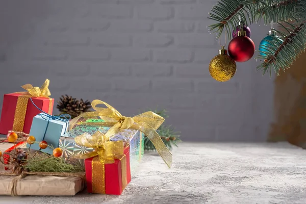 기사보기 성탄절을 선물과 텍스트 공간으로 가문비나무에 장식용 장난감 — 스톡 사진