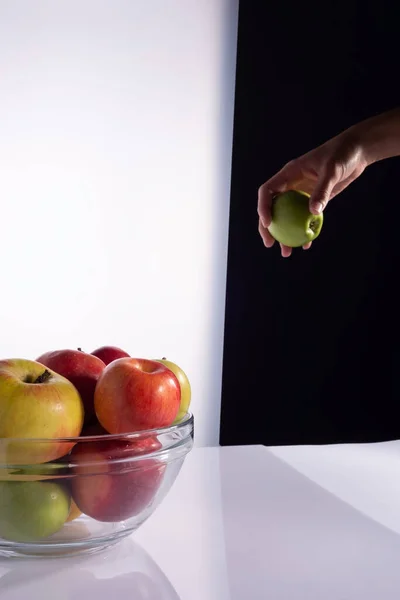 Eine Weibliche Hand Hält Einen Apfel Vor Dem Hintergrund Einer — Stockfoto