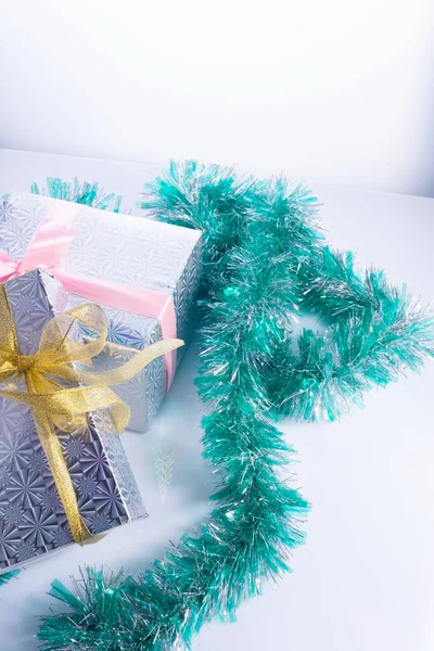 緑の新年の装飾でクリスマスの銀の贈り物 白い背景に — ストック写真