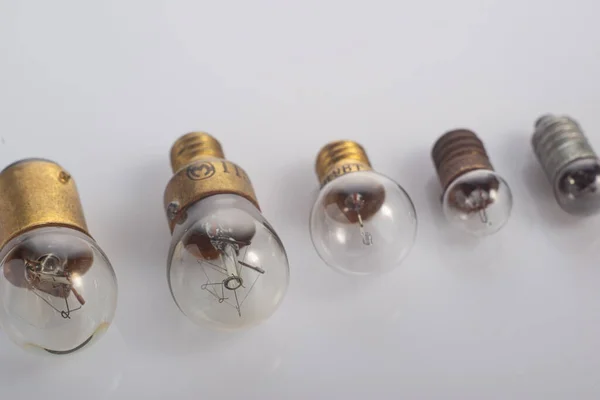 Набір Маленьких Електричних Ламп Білому Тлі Енергозберігаюча Лампа Лампами Розжарювання — стокове фото
