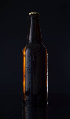 Siyah arka planda bira şişesi üzerinde bira şişesi. Reklam fotoğrafı