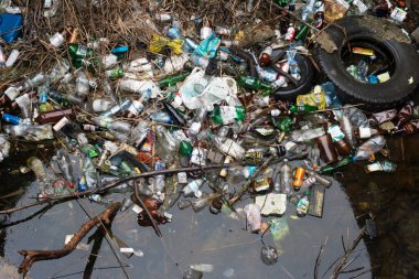 Krivoy Rog. Ukrayna. Nisan 2021. Üst Manzara. Plastik şişelerden bulaşan kirlilik, ev atığı olukları.