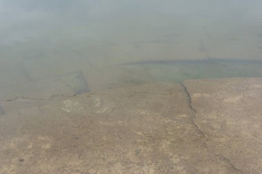 Kirli suyun altındaki beton döşeme