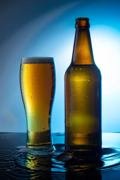 Garrafa Cerveja Sendo Derramado Uma Água Garrafa Azul Cerveja Com — Fotografia de Stock