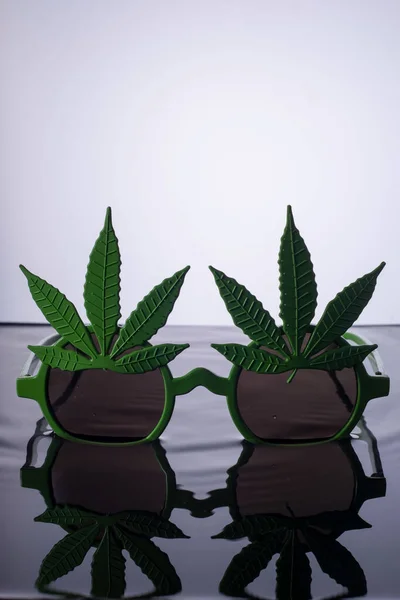 Marihuana Güneş Gözlükleri Reklamı Fotoğrafı Yeşil Güneş Gözlükleri Marihuana Yaprağı — Stok fotoğraf