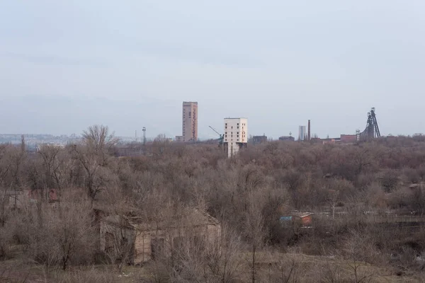 Шахтные Сооружения Фоне Деревьев Заброшенных Жилых Домов Украины — стоковое фото