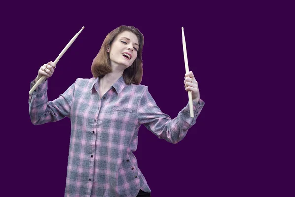 Jong Mooi Meisje Muzikant Met Trommelstokken Hand Een Geruit Shirt — Stockfoto