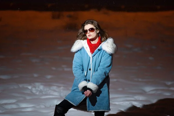 Młoda Modna Piękna Modelka Okularach Przeciwsłonecznych Śniegu Zimie Pozowanie Nocy — Zdjęcie stockowe