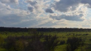 Zaman atlamalı bulutlar gökyüzünde akıyor yeşil manzara 2021 ilkbaharında