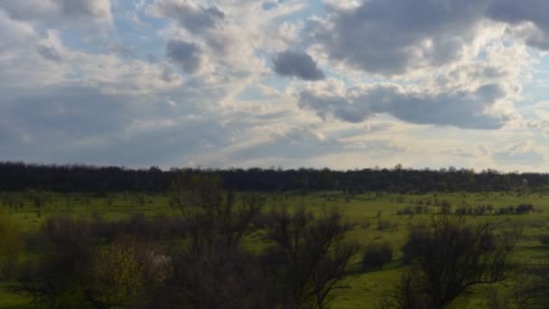 Tiempo lapso nubes correr a través del cielo verde paisaje primavera 2021 — Vídeos de Stock