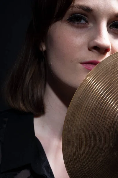 Trommlermädchen Mit Einem Kleinen Trommelbecken Der Hand Dramatisches Porträt Auf — Stockfoto