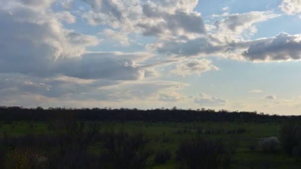 Tijd revers wolken lopen door de lucht groen landschap lente 2021 — Stockvideo