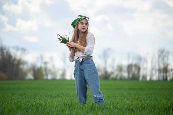 Retrato Uma Menina Moda Com Buquê Flores Silvestres Campo Verde — Fotografia de Stock